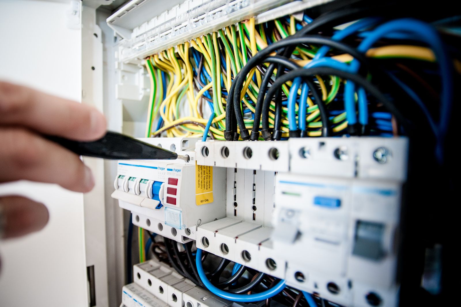 Tablero eléctrico industrial con interruptores termomagnéticos y cableado